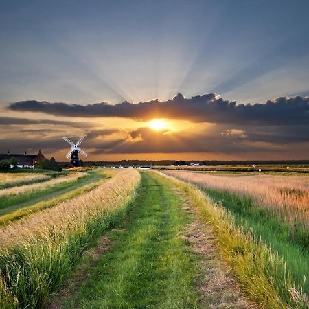 Superb Stokesby Barn Apartment - Norfolk Broads & Norwich Bagian luar foto
