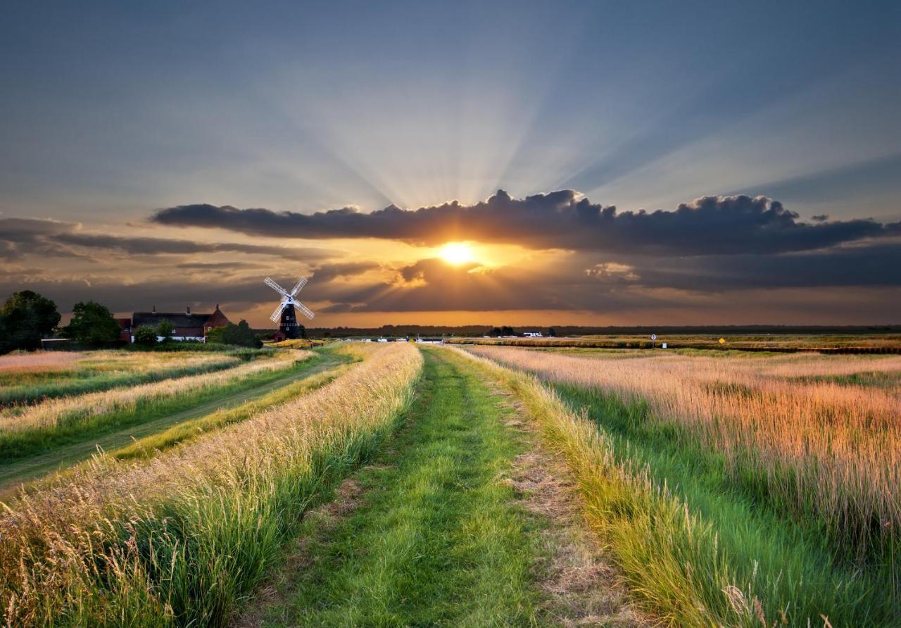 Superb Stokesby Barn Apartment - Norfolk Broads & Norwich Bagian luar foto